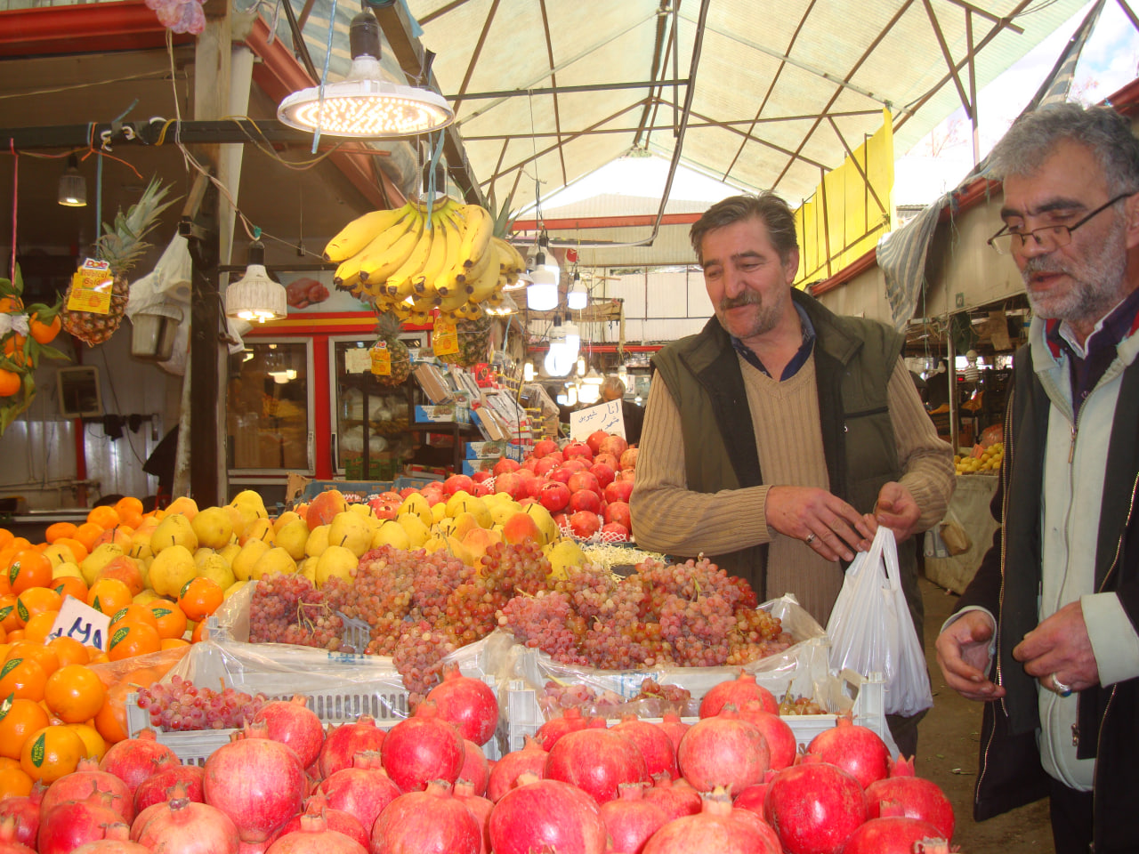 بازار رنگین میوه  با قیمت های سنگین